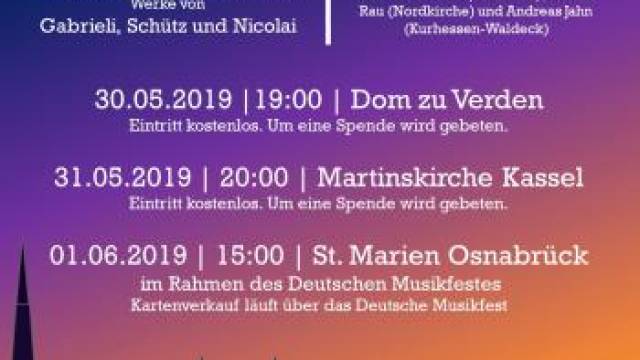 Ein Plakat mit lilafarbenem Verlauf zeigt Informationen zur Konzertreihe „Venezianische Mehrchörigkeit“ und zu den beteiligten Landesjugendposaunenchören. Darunter stehen Termine und Veranstaltungsorte der Konzerte. Am unteren Rand ist eine stilisierte Stadtsilhouette vor einem warmen Sonnenuntergang zu sehen.