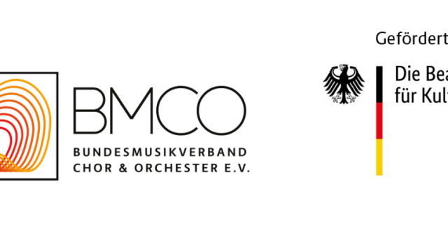 Links ist ein mehrfarbiges, wellenförmiges Symbol in Gelb, Orange und Rot zu sehen, daneben der Schriftzug „BMCO – Bundesmusikverband Chor & Orchester e.V.“. Rechts steht „Gefördert durch die Bundesrepublik Deutschland“ mit einem schmalen Streifen in Schwarz-Rot-Gold. Das Design wirkt klar strukturiert und offiziell.