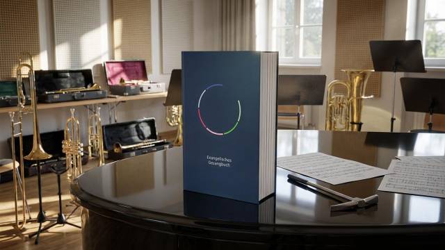 Ein dunkelblaues Buch mit der Aufschrift „Evangelisches Gesangbuch“ steht vor gelbem Hintergrund. Auf dem Cover ist ein farbiger Kreis abgebildet, daneben sind kleine Infokarten und eine geöffnete Buchseite zu sehen. Die Grafik kündigt ein neues Gesangbuch mit neuem Aufbau und Erscheinungstermin an.