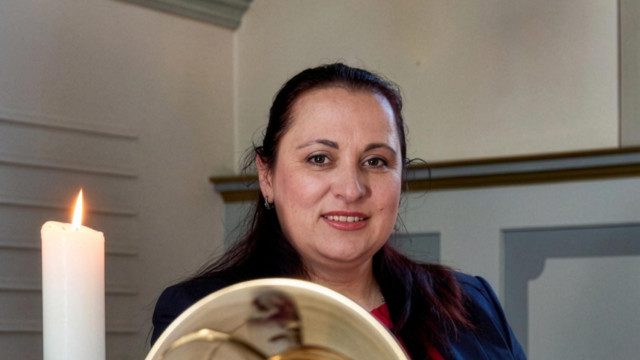 Portrait, im Vordergrund Blasinstrument und Kerze
