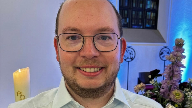 Portraitaufnahme, Lila Hintergrund