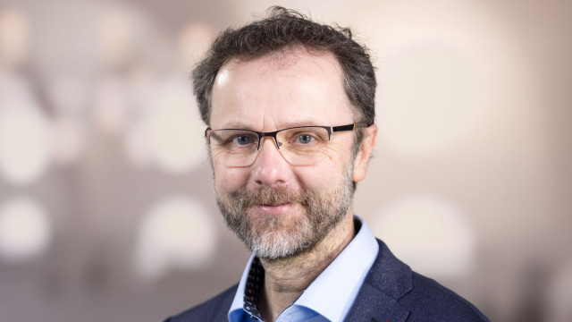 Simon Langenbach Portrait eines Mannes mit Brille mit blauem Hemd